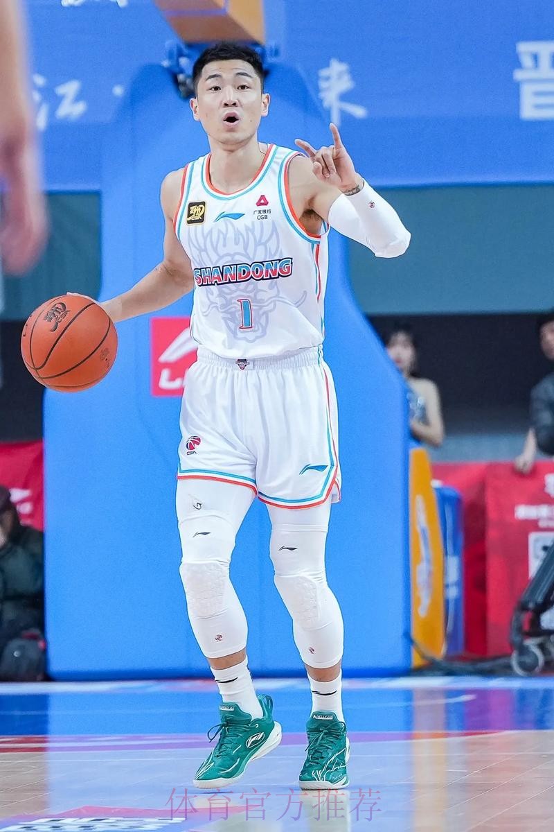 山东男篮分享高诗岩替补席片段:绷带是铠甲,坚守是勋章 山东男篮分享高诗岩替补席片段:绷带是铠甲,坚守是勋章